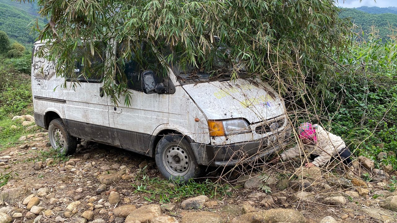 The girl repaired and started up the 1994 Ford Transit that had been abandoned by its previous owner