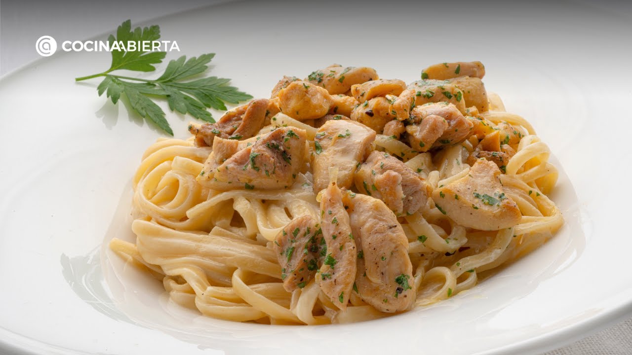 Tallarines Alfredo con pollo | La receta cremosa de Karlos Argui&ntilde;ano