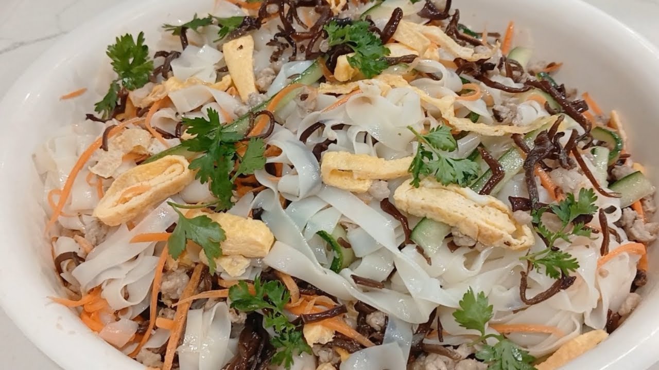 Phở Trộn Thịt Băm,Trứng Và Rau Củ - Cách Làm Đơn Giản Mà Ngon Bất Ngờ!