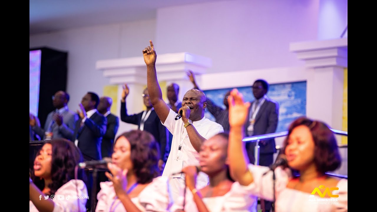 UNCLE ATO LEADS WOSHIP AT THE ALL MINISTERS CONFERENCE WITH HIS POWERFUL MINISTRATION