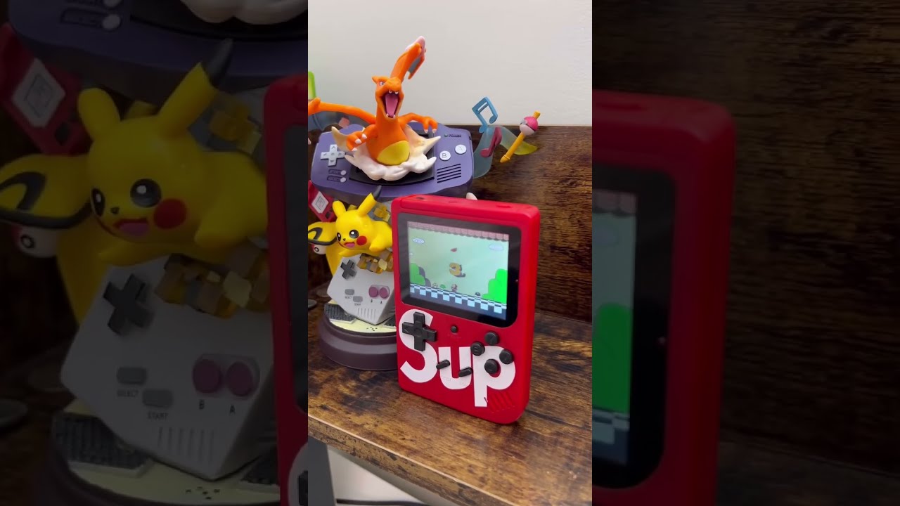 Поддельный Supreme Gameboy. Это фактически семейный клон портативной консоли, на которой можно иг...