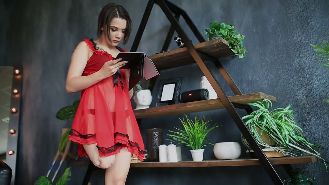 Красивая ампути читает книги на кровати Beautiful amputee reading on bed