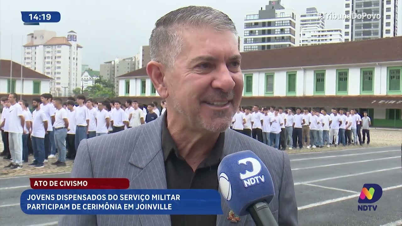 Mais de 700 jovens fazem juramento à bandeira após dispensa militar em Joinville