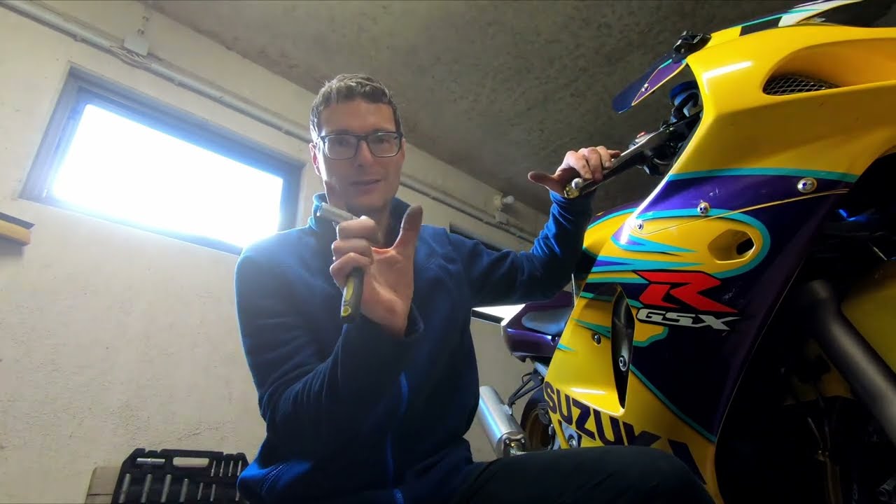 Bremssattel reinigen am Motorrad