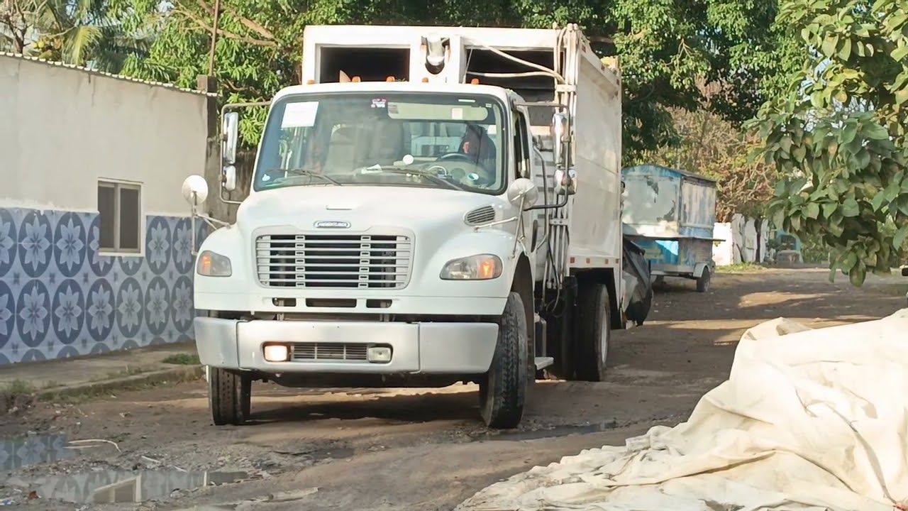 Freightliner M2 CCC Compactando la basura🚮🚯🇲🇽 Pasando muy temprano con saludos del Chofer 🚚🇲🇽🚮🚛