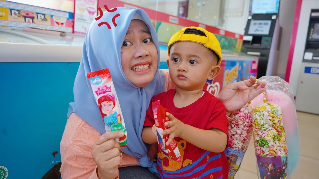AZAM JAJAN POPCORN ES KRIM BUAT KAKA 😱 MALAH TUMPAH DAN MAIN BOLA