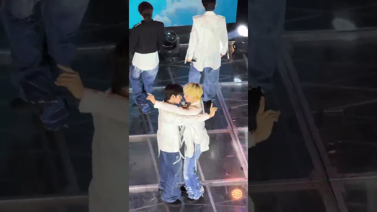 Celebrating Valentine’s Day with AHOF 💙🎤#AHOFatRobinsonsGalleria  #ahof #ahofficial 