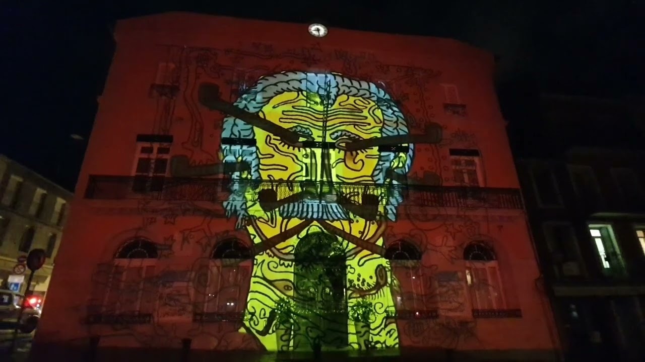 &OElig;uvres de Robert Combas projet&eacute;es sur la facade d'un immeuble &agrave; S&egrave;te.