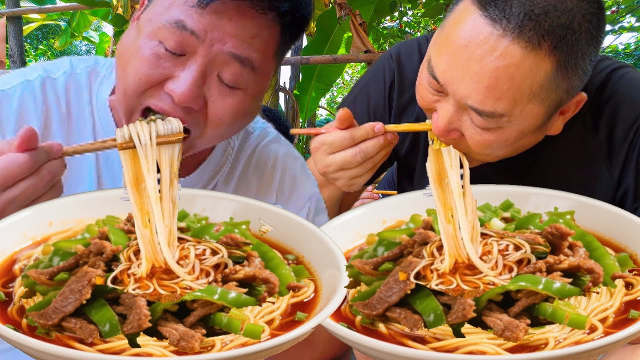 摘點辣椒，二弟做“青椒牛肉絲麵”，勁道爽滑大口嗦著吃過癮【鐵鍋視頻】