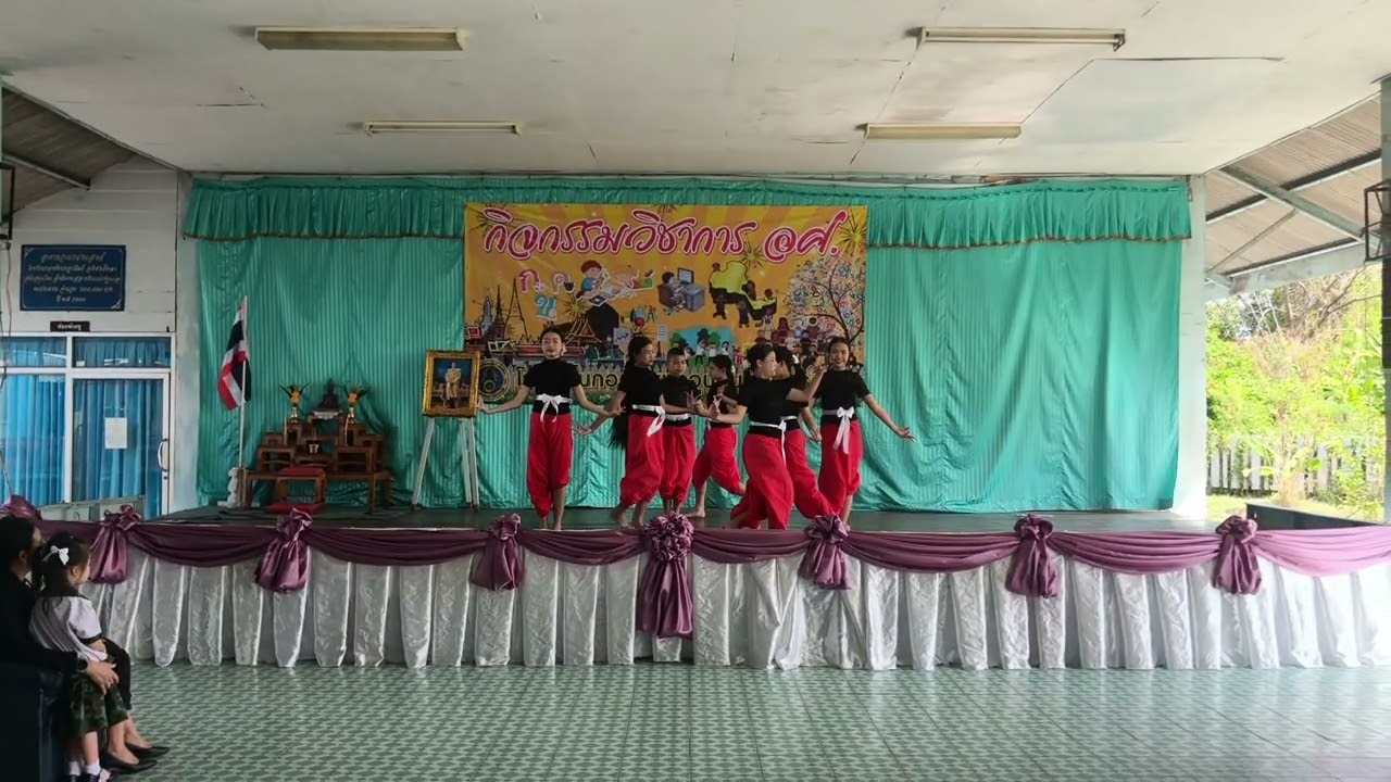 Bangkok city กิจกรรมวันวิชาการ อศ. รร.ทบอ.อศ. ขอบคุณท่าสวยๆจากพี่กระแตของเด็กๆ ในรายการ T-Pop
