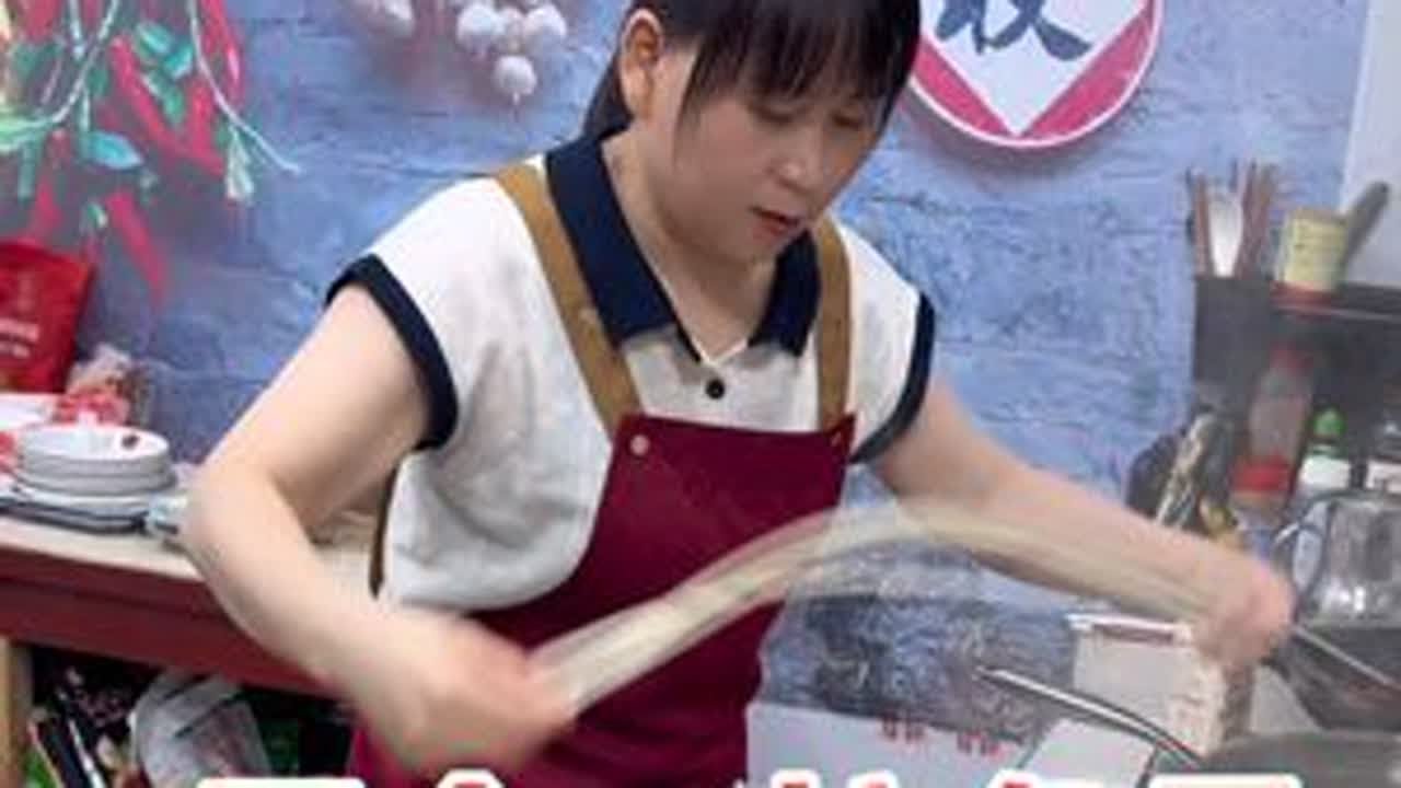 今天拍视频的时候妈妈有点没控制住情绪，在我小的时候，因为家里条件不好，所以爸爸妈妈一直在外面打工，一年到头聚少离多，为次在妈妈心里一直觉得她亏欠我的太多，却从不说她和爸爸在外面吃了多少苦、受了多...