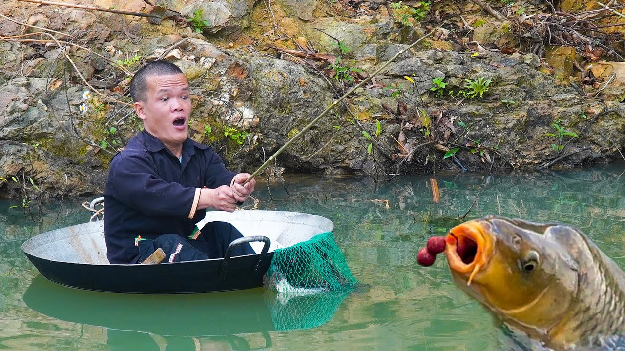 Dwarf Family Uses a Frying Pan as a Raft and Fishes in the Forest Stream | Survival in the Forest