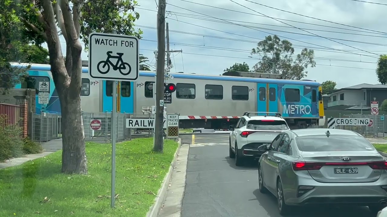 Latrobe St Level Crossing Mentone #metrotrainsmelbourne #train #levelcrossing #railway #trains
