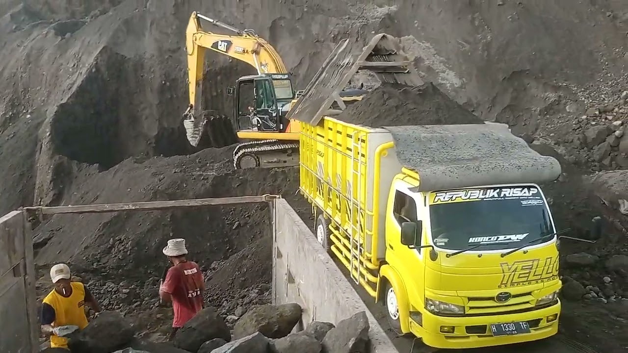 lokasi tambang pasir gunung merapi paling rame....!! #truck #excavator #alatberat