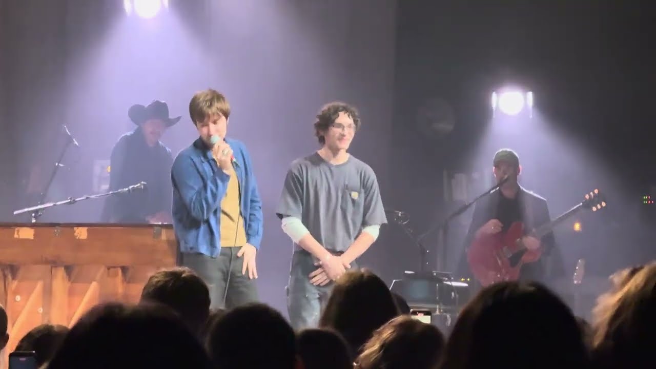 Мэтт Мальтезе исполняет «Happy Birthday» для поклонника в театре Vogue в Ванкувере