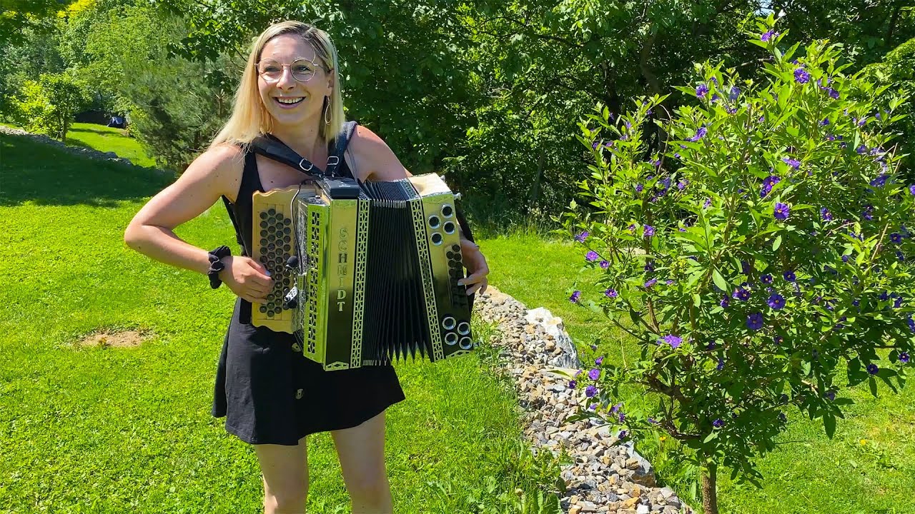 VOLKSMUSIK - Claudia Hinker spielt EIN HERZ FÜR DIE MUSIK auf ihrer Steirischen Harmonika!