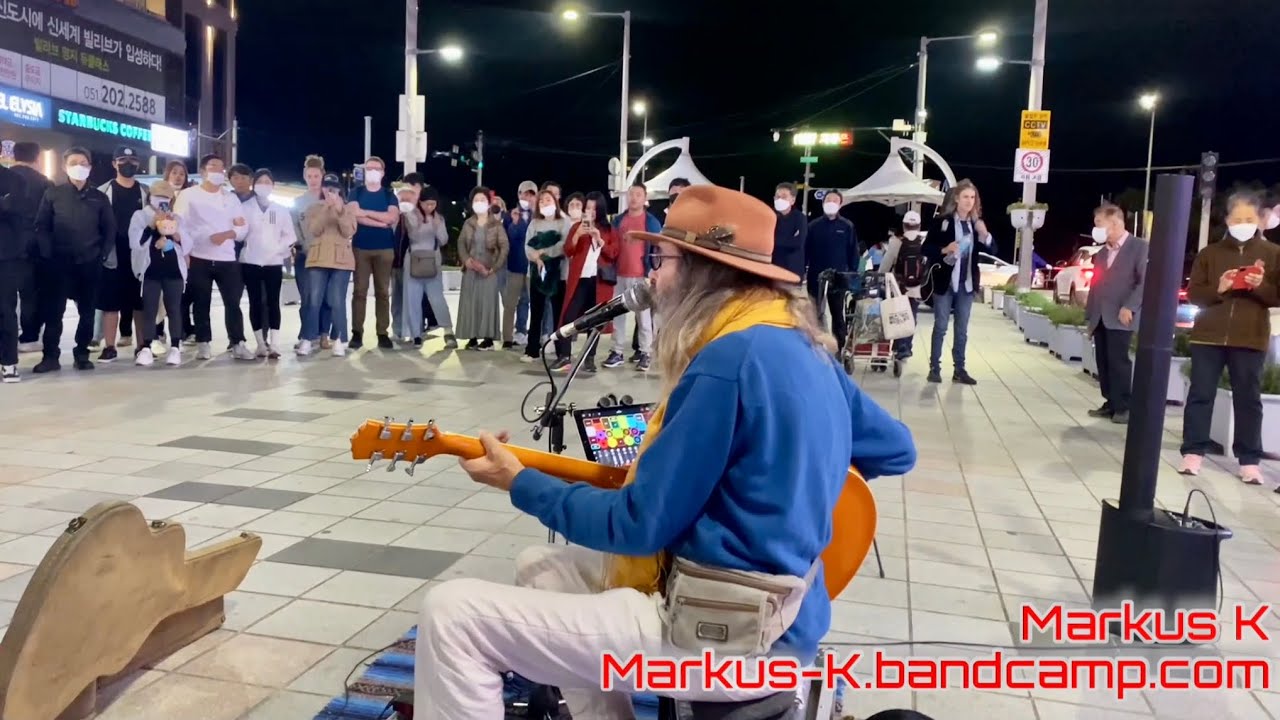 Euro Busker Draws Crowd in Busan, South Korea