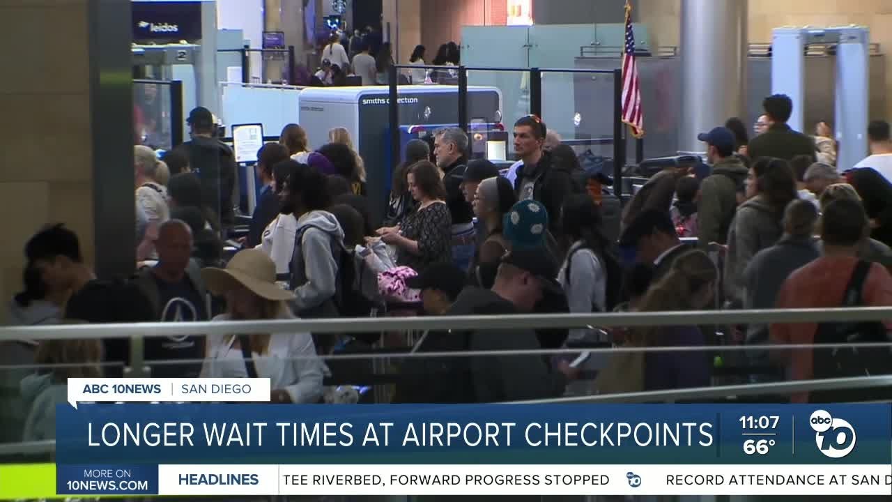 Несмотря на то, что сотрудникам TSA начали выплачивать зарплату, очереди в аэропорту Сан-Диего по...