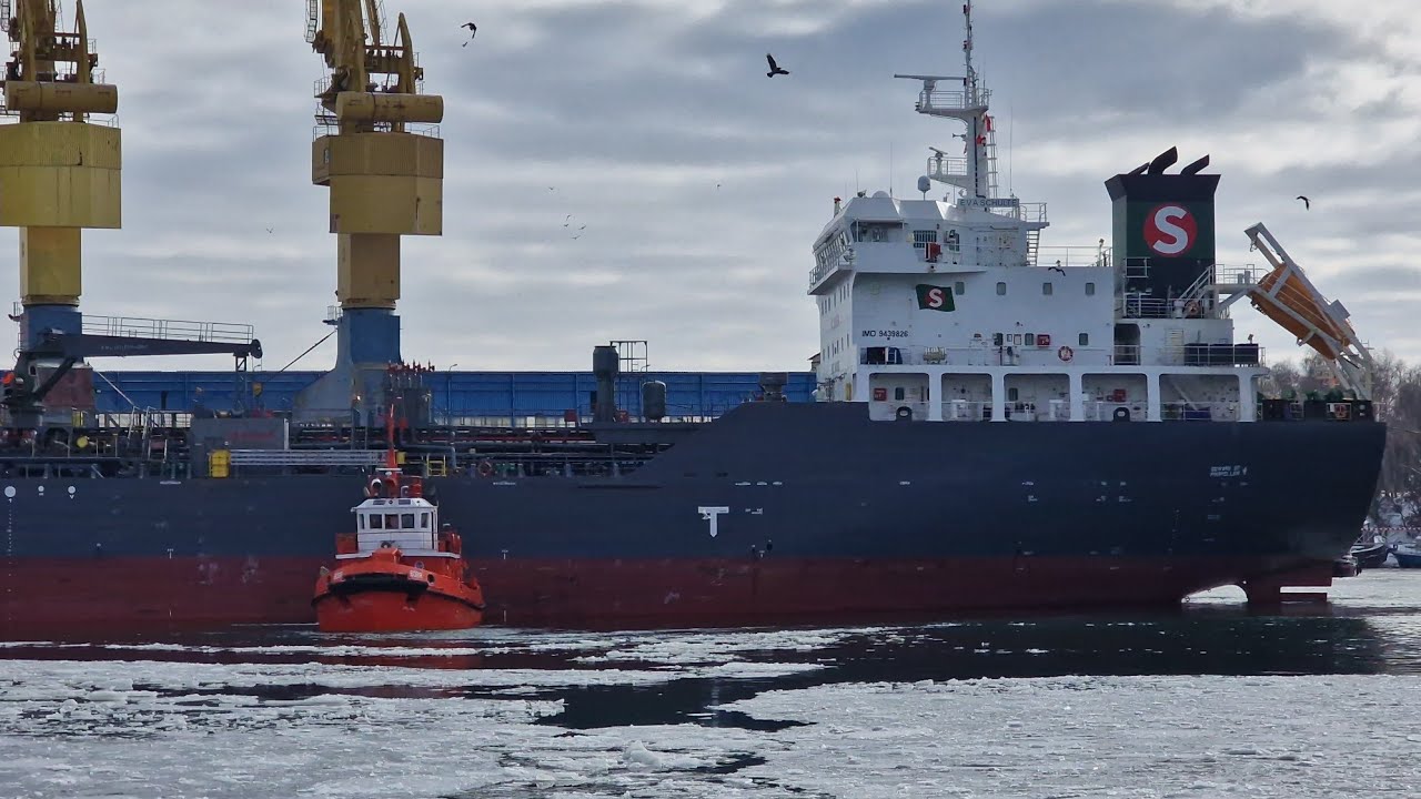 EVA SCHULTE ship maneuvers in the port of Gdańsk in winter