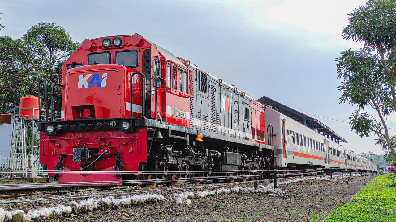 Menembus Jalur Kereta Api Eksotis Lintas Timur Pulau Jawa Bersama Lokomotif Asal Sumatera #keretaapi