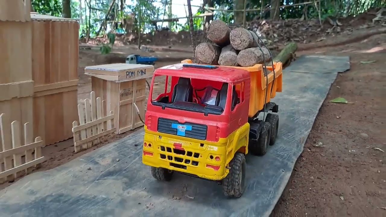 Mini Truk Mania Kerja Bareng, Truk Man Putih Dan Truk Man Merah Muat Batu Dan Kayu