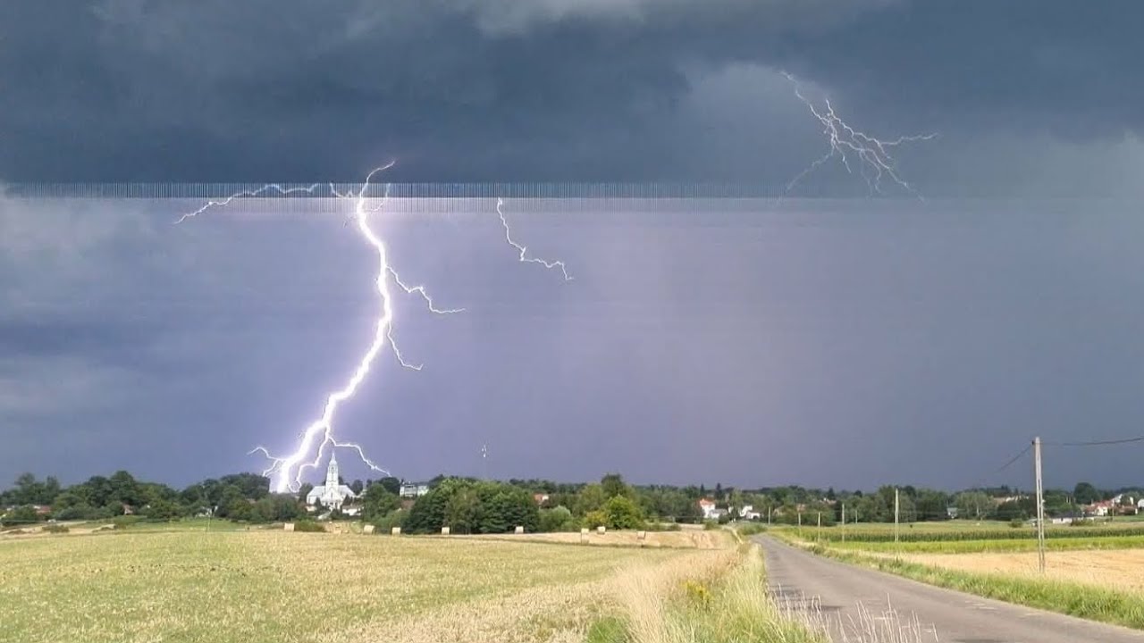 DWA WYŁADOWANIA Z NADCHODZĄCEJ SUPERKOMÓRKI - Tarnowiec, 17.08.2023
