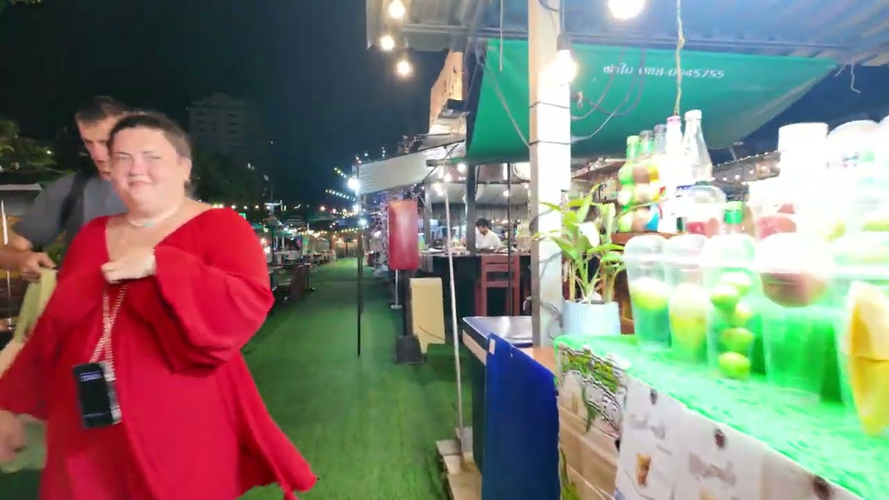 This Is Why You Gain Weight in Thailand – Jomtien Yai Mak Night Market Tour 2024