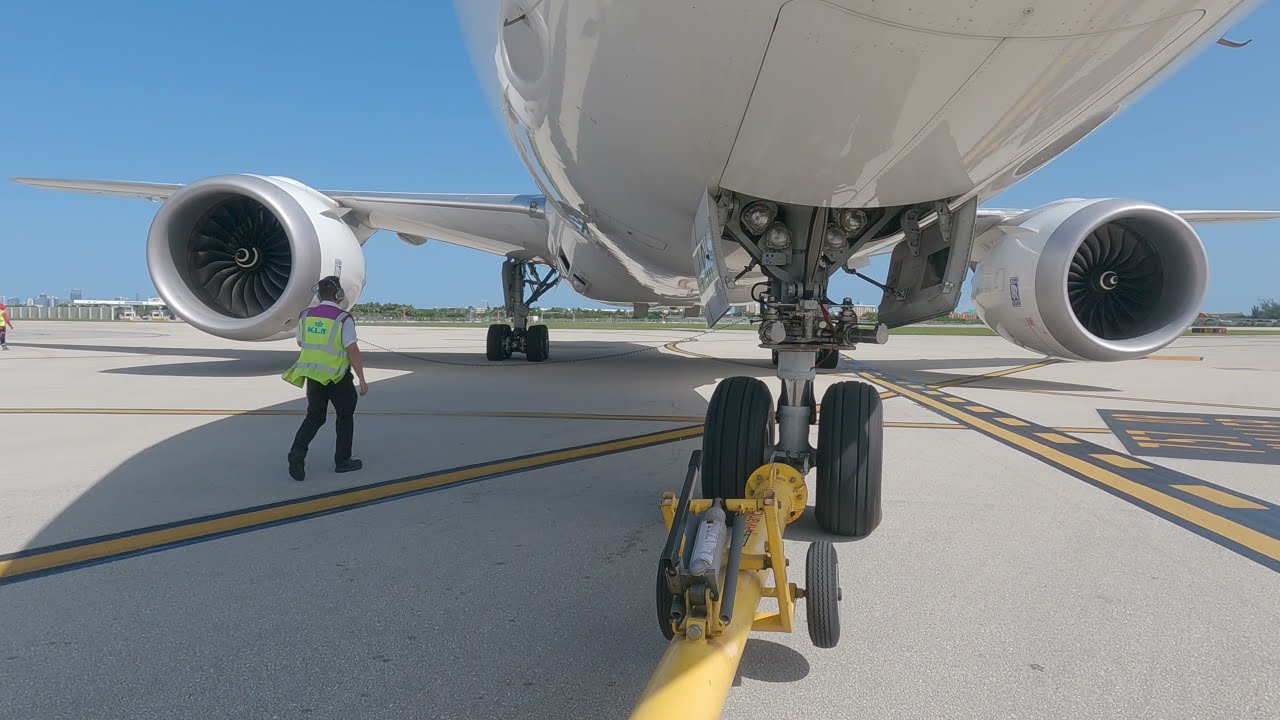 LOT Dreamliner B787 8 pushback