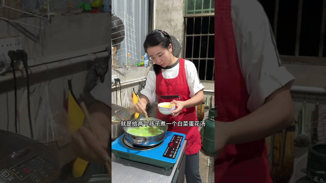 今天炸四板酸汤豆腐 这次用两口大铁锅来炸 这样就要快一点了 都说工多艺熟 我们家一个月炸三次 但每次都会被烫到 豆腐炸完时间也刚好吃晚饭 晚饭吃完我们一家四口就出去逛街了#记录真实生活 #我的乡村生