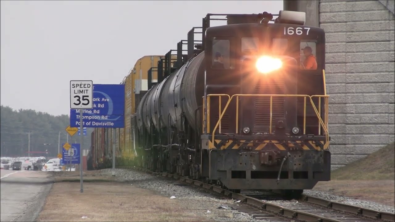 Centercab switcher locomotive pulls massive train! - Seaview Railroad