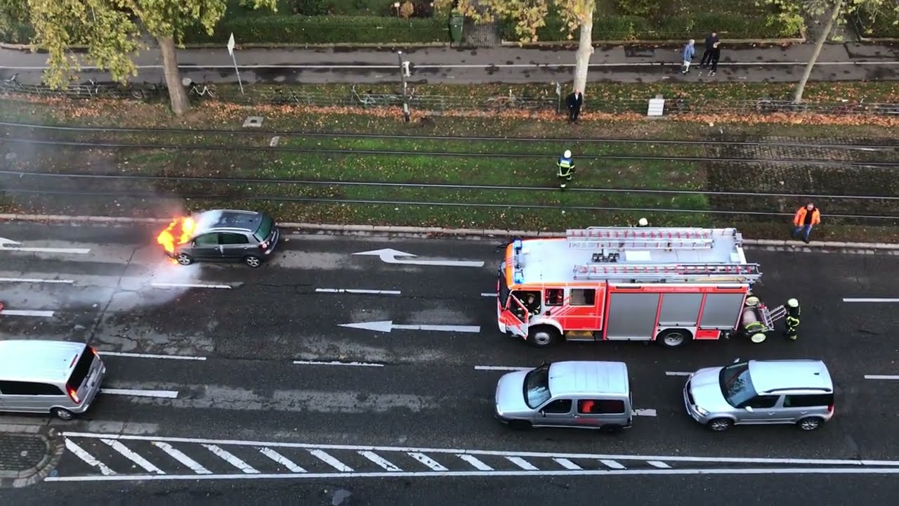 Feuerwehr löscht brennendes Auto