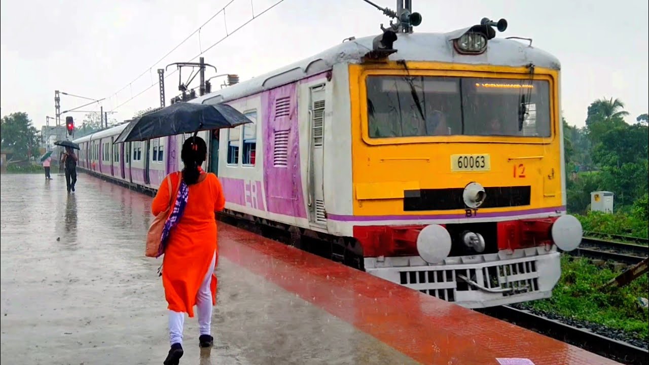 Sealdah-Shantipur EMU Local Train Arrived in Heavy Rain & Departing Kalinarayanpur Station | ER