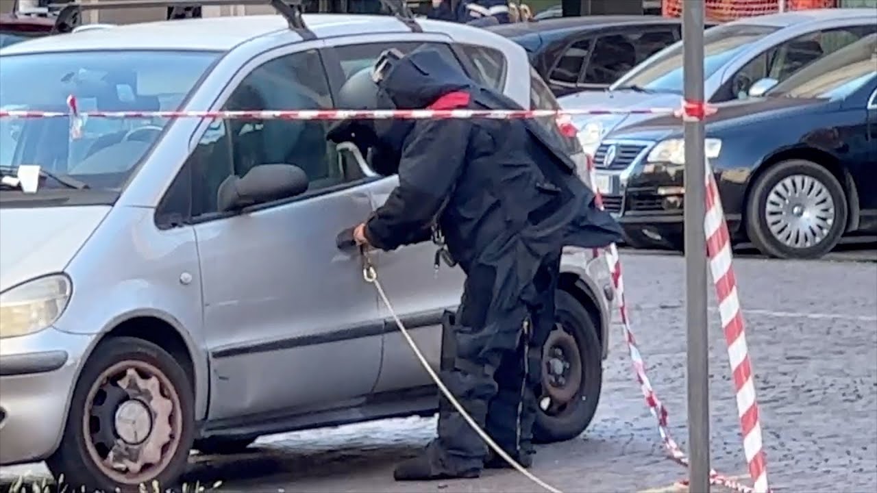 Terni: Auto rubata e lasciata davanti al tribunale, l'intervento degli artificieri della Polizia