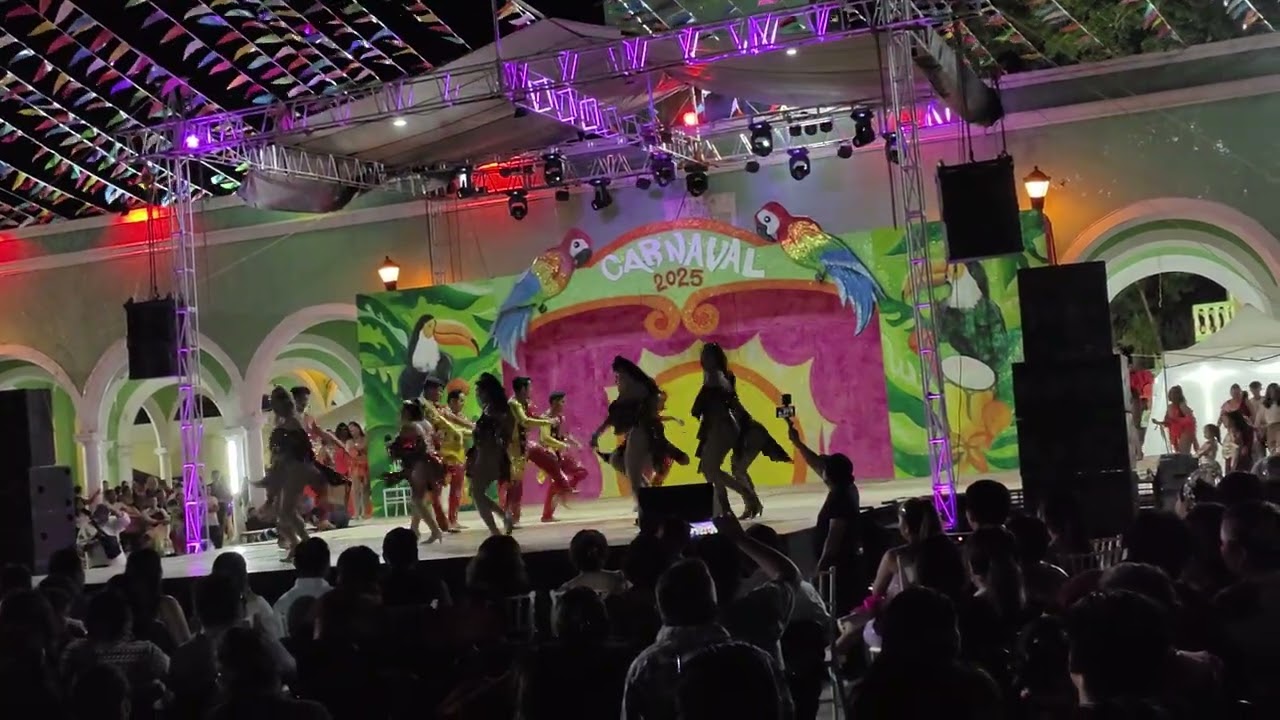 Presentación de la comparsa Fiesta Caliente en la coronación 2025