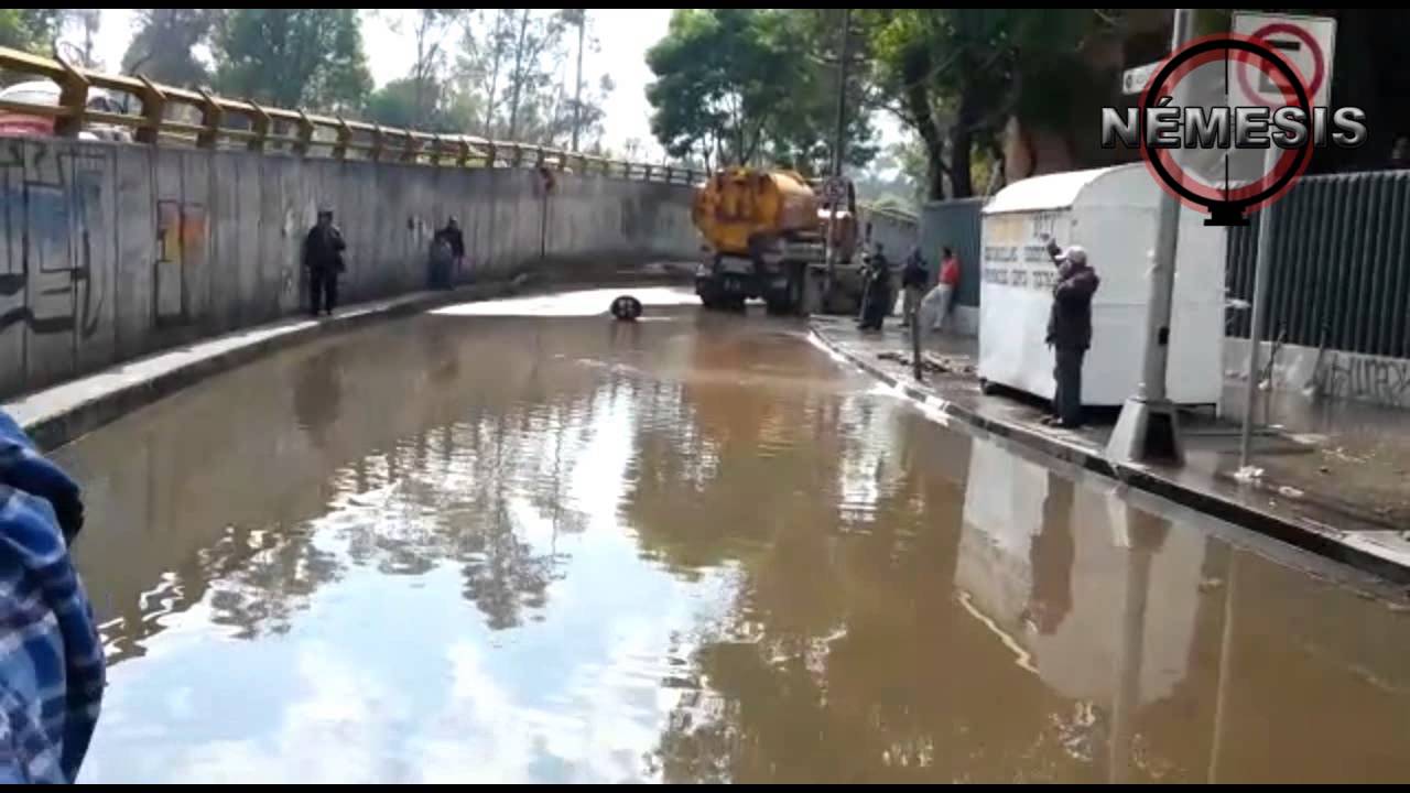 Mega-inundación en calzada Vallejo afecta la circulación.