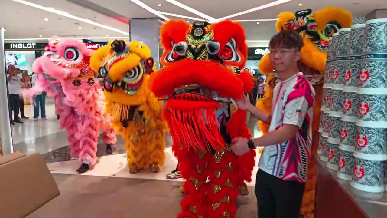 KL 5 Lion Dance with God of Prosperity