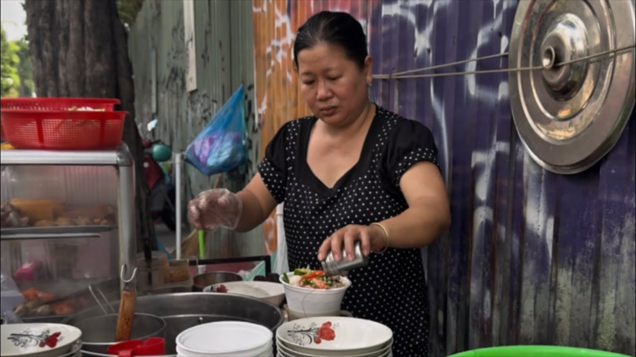 Sài Gòn rất ít chỗ nào bán rẻ bình dân tô hủ tiếu thập Cẩm 30k,khách văn phòng ăn rất đông