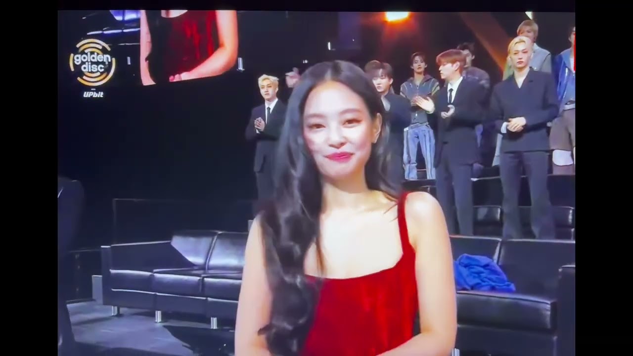 Jennie Golden Disc Receiving Awards