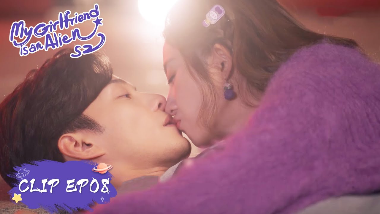 【My Girlfriend is an Alien S2】EP08 Clip | She knocked him to the ground and kissed |外星女生柴小七2|ENG SUB