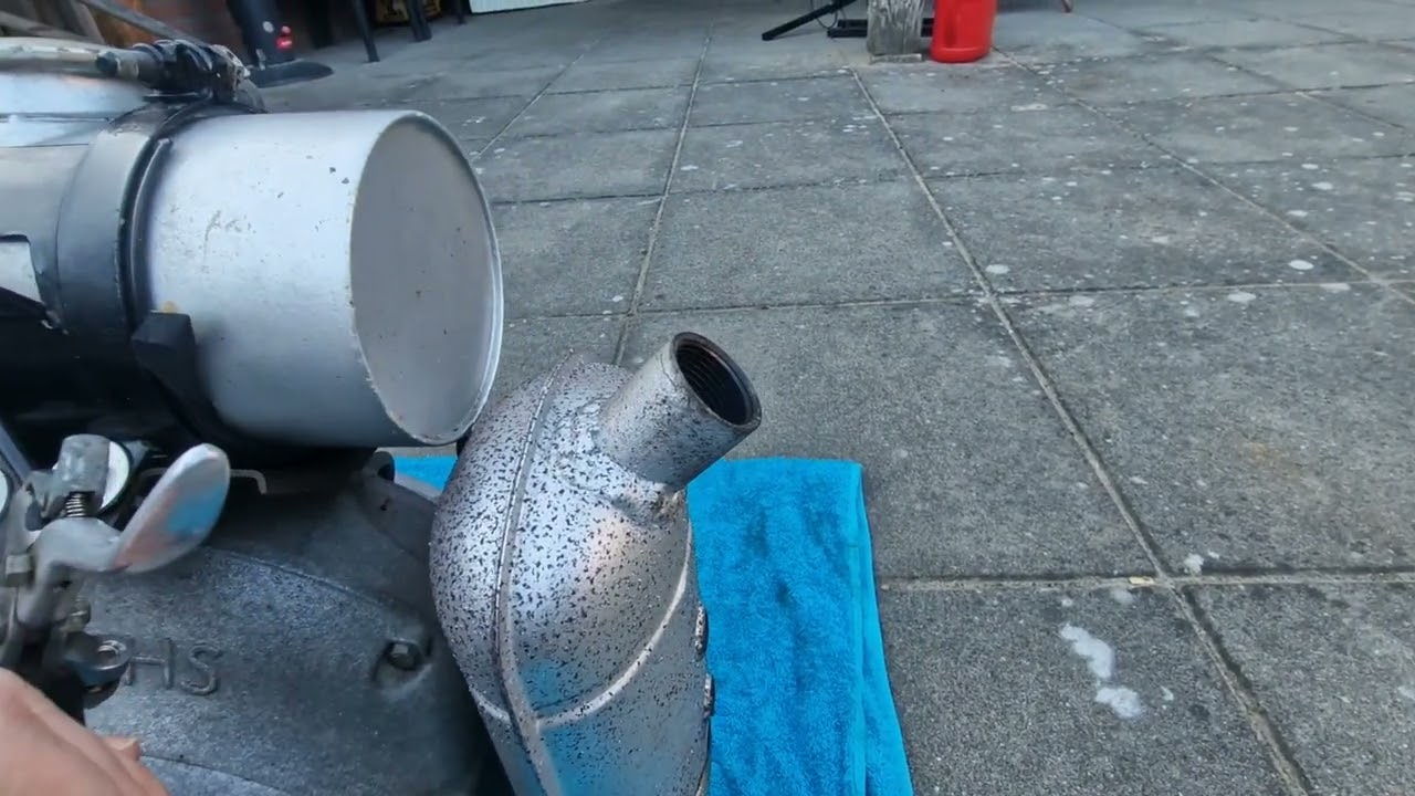 Sachs KM48 still runs good! And some flame from the echaust.