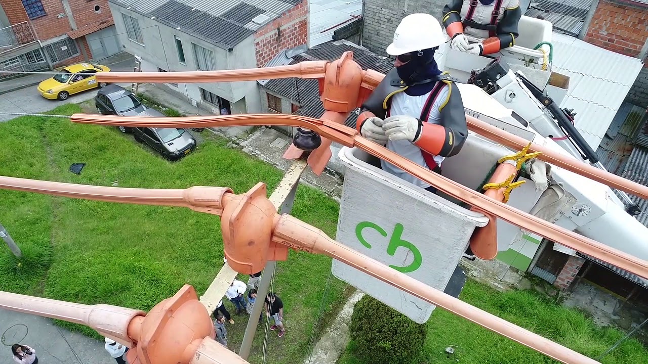 Trabajos con tensión o línea viva CHEC