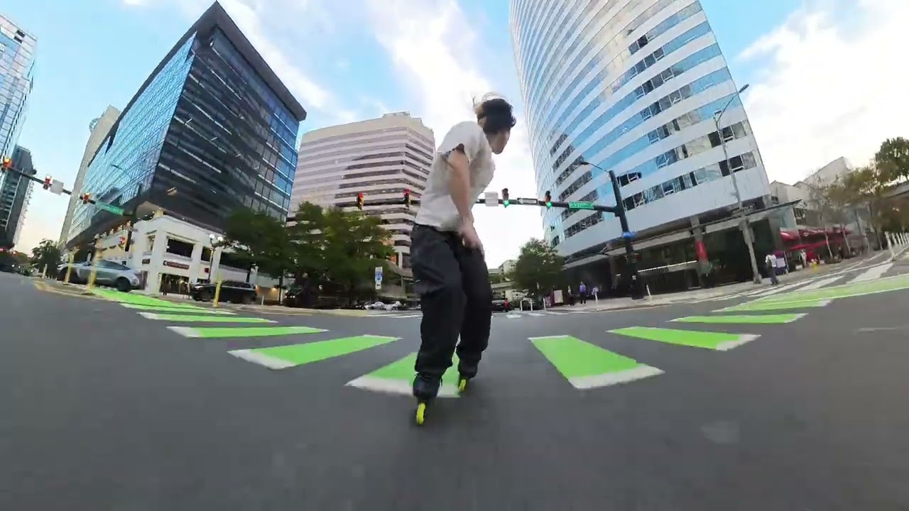 CRUCIAL Hillbomb in traffic on skates :)