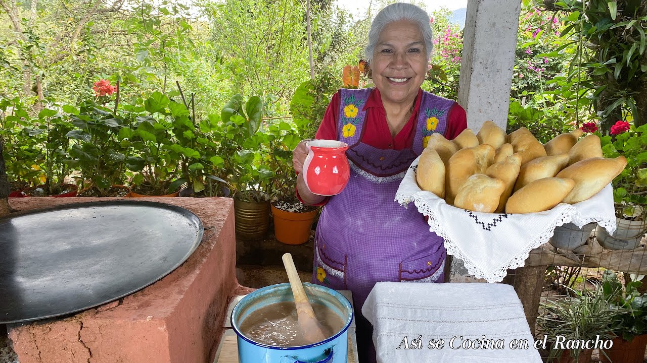Bolillo Doradito y Atole de Chocolate Así se Cocina en el Rancho