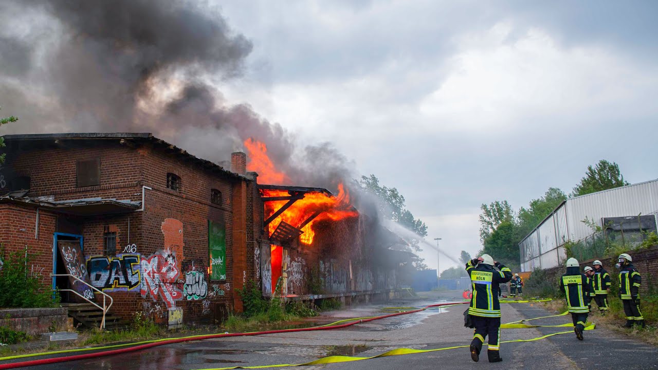 03.07.2021 - Lagerhalle brennt in Köln-Porz - Teileinsturz des Gebäudes