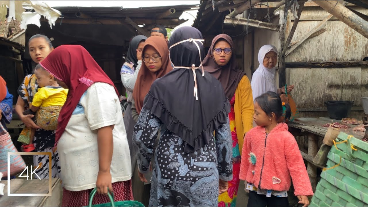Life in Asian village market • Harjowinangun Demak Indonesia (Pasar Wedean)