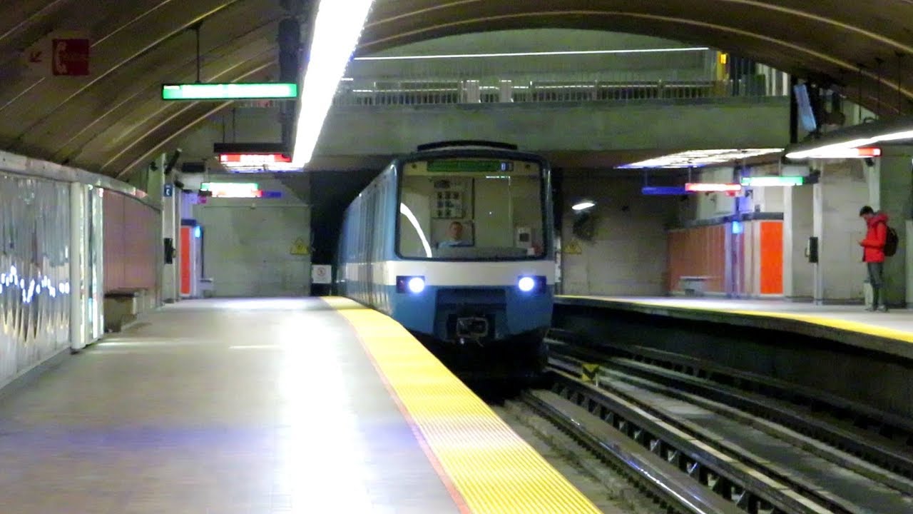 le vendredi le 20 avril 2018 Sortie du métro de MTL sur la ligne 1 vert dans la station l'Assomption