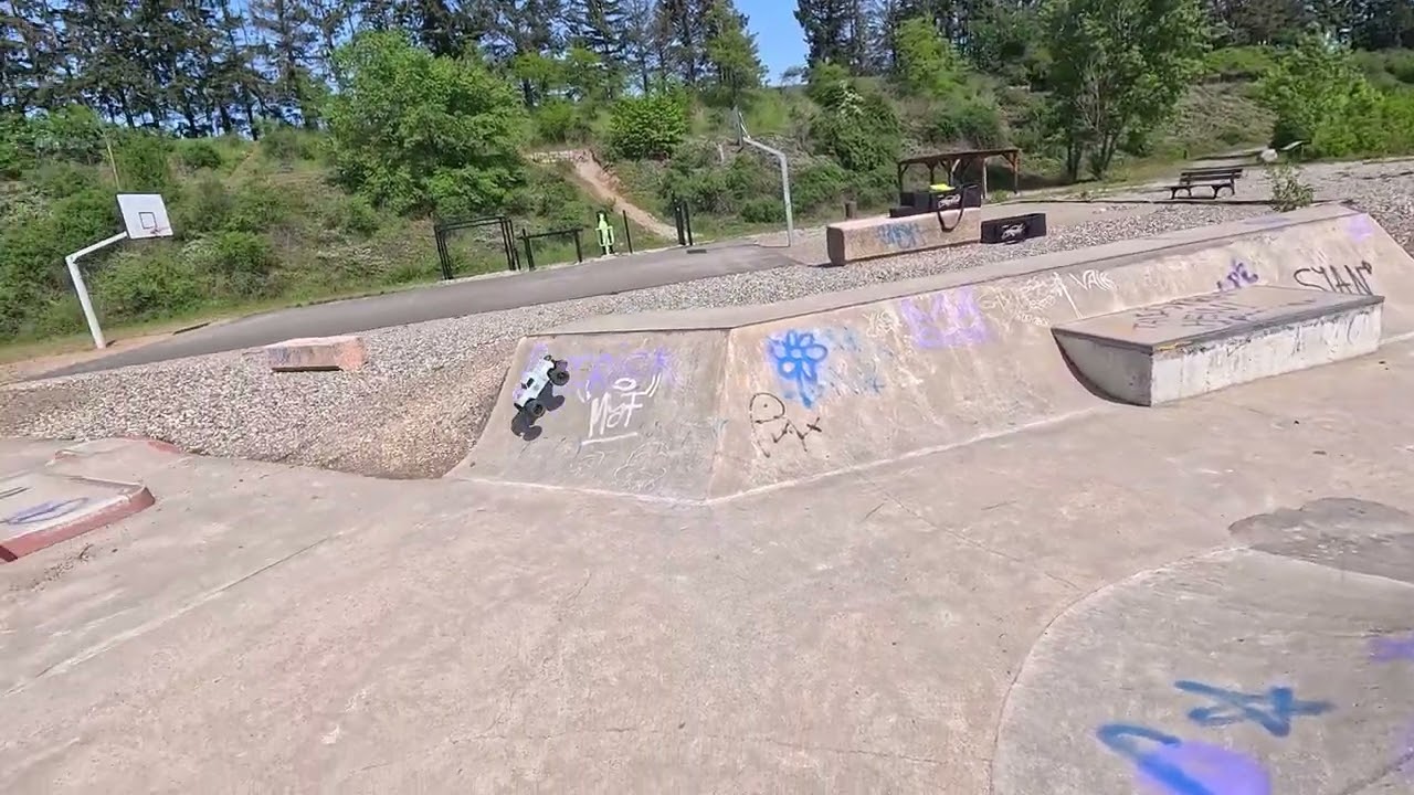 KYOSHO MAD WAGON avec une carro sympa au mini skate park OUI C'EST SOLIDE !