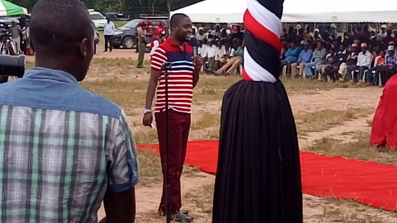 Mshairi Bokoko akimtumbuiza makamu Rais William Ruto kwale county matuga consitituency