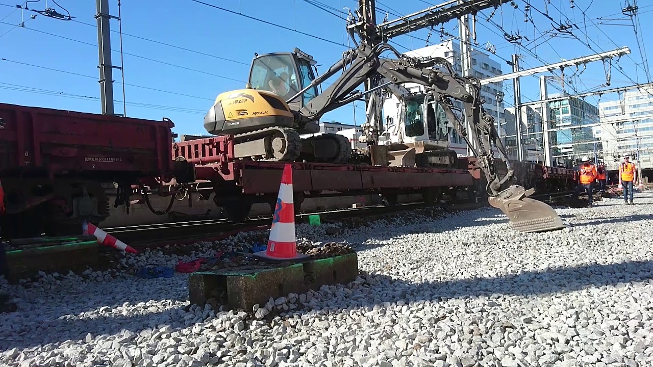 Mecalac 10mcr monte dans un wagon sncf