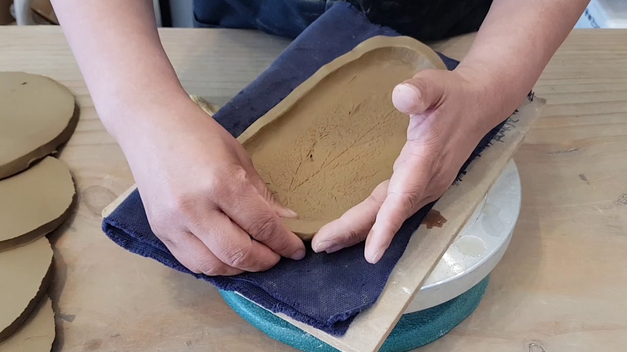 깻잎 반찬 그릇 가볍게 만들기 [도자기그릇만들기]
easy steps to making pottery
ceramic glazing materials techniques
cerami